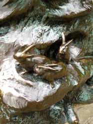 Coelhos, detalhe da estátua de Peter Pan, 1912 (bronze)